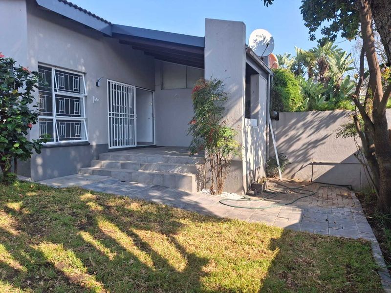 A GORGEOUS TWO BEDROOM RENOVATED SIMPLEX - Photo 2