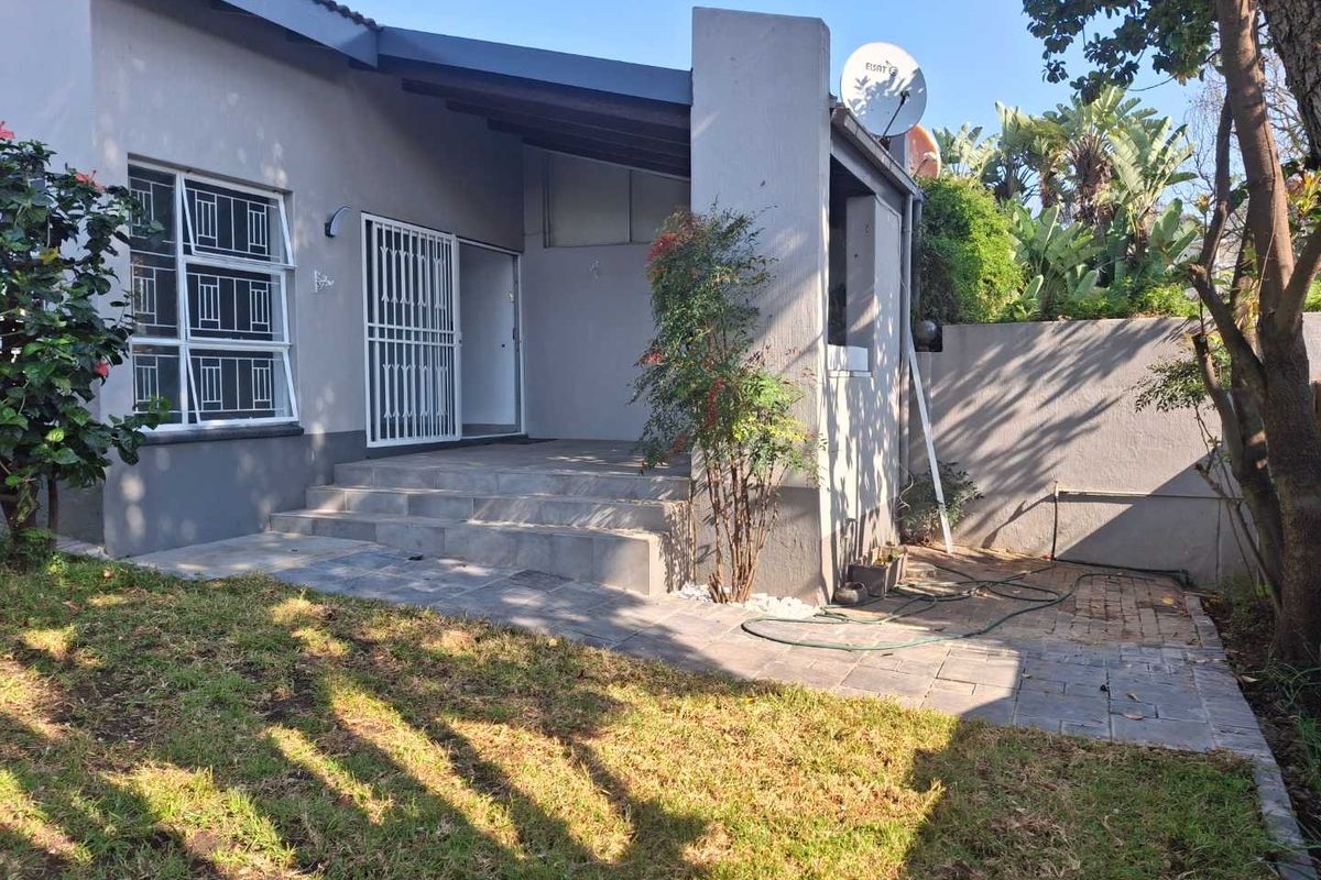 A GORGEOUS TWO BEDROOM RENOVATED SIMPLEX - Photo 2
