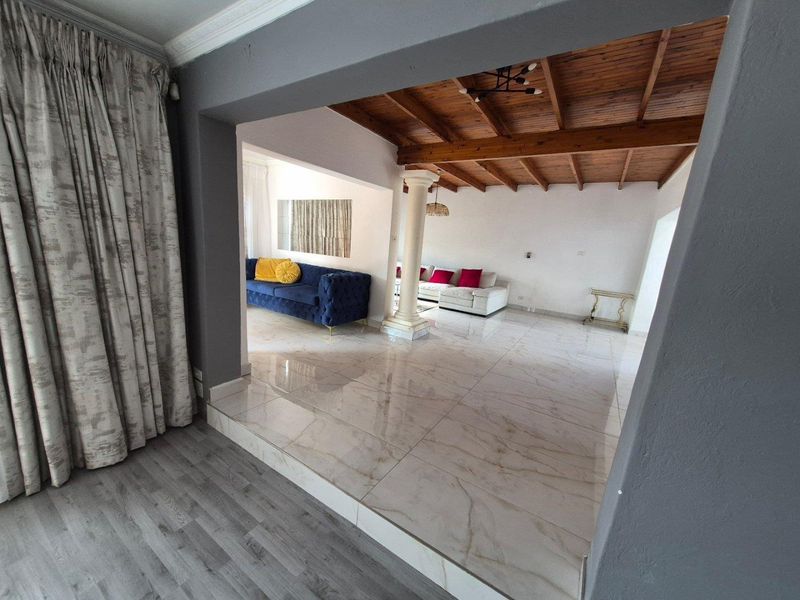 Spacious Family Living in Secure Boomed Estate – Excellent Location! - Photo 8