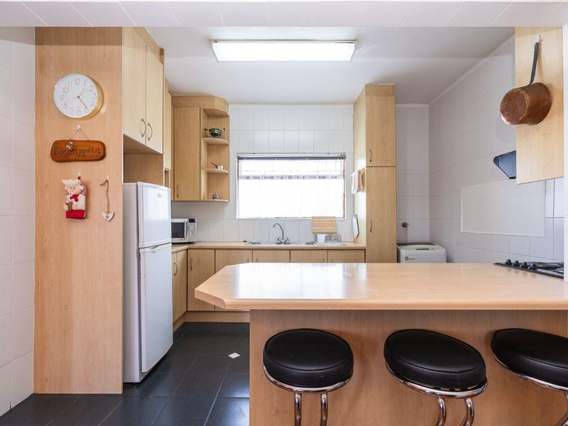 Bright and Spacious 3- Bedroom Flat - Ultimate Convenience Near Town! - Photo 4