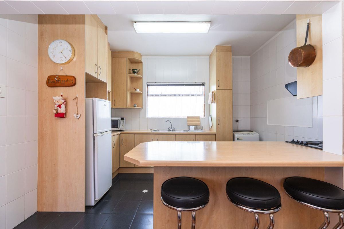 Bright and Spacious 3- Bedroom Flat - Ultimate Convenience Near Town! - Photo 4