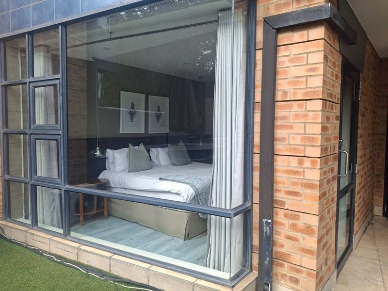 A BEAUTIFULLY FURNISHED TWO BEDROOM GARDEN APARTMENT - Photo 6