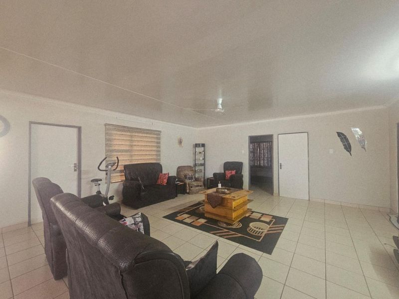 Versatile Investment Property with Main Residence and Student Accommodation - Photo 5