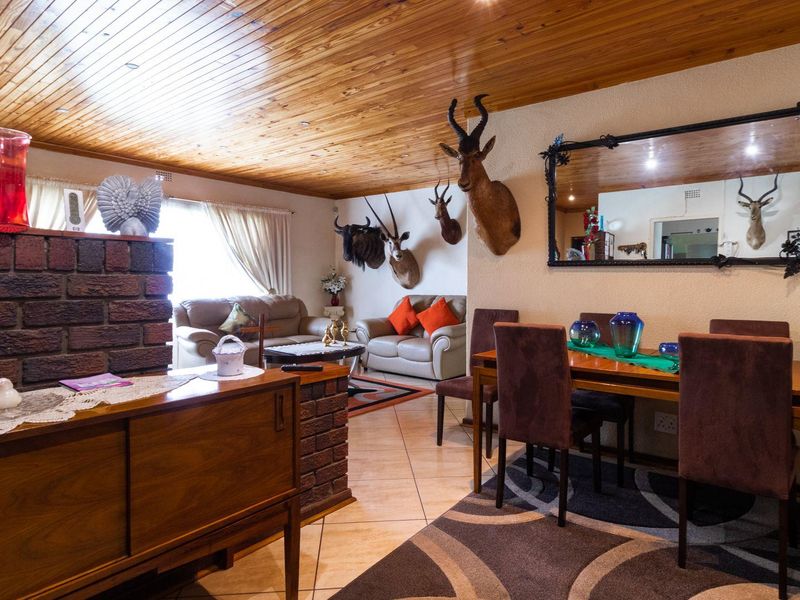 Charming 4-bedroom Facebrick home in a boomed neighbourhood - Photo 10