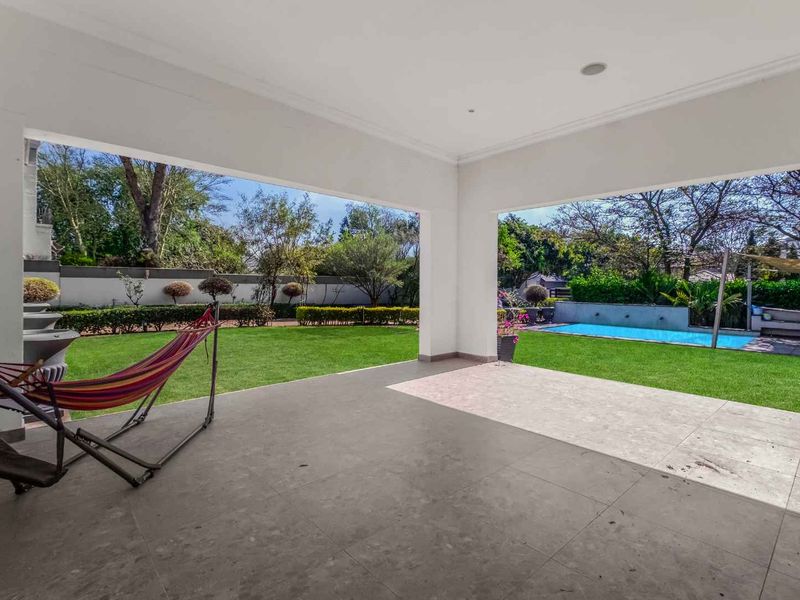 STYLISH PRIVATE 4 BEDROOM ENTERTAINER RESIDENCE, PERFECTLY POSITIONED IN THE STRATFORD GARDENS. - Photo 2