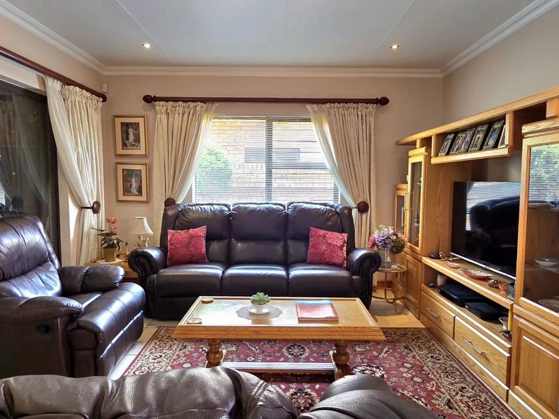 3 Bedroom Cluster for sale in New Redruth - Photo 2
