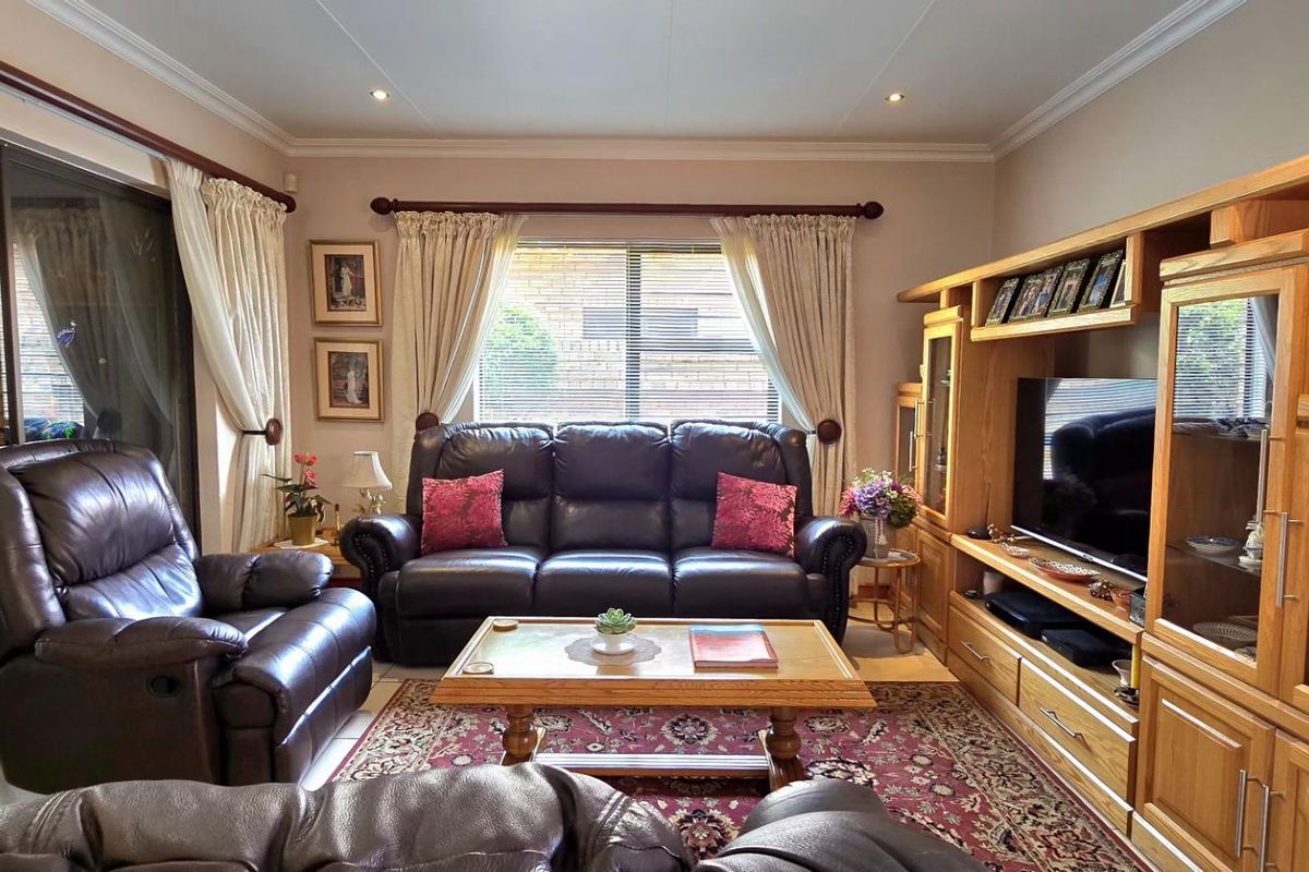 3 Bedroom Cluster for sale in New Redruth - Photo 2