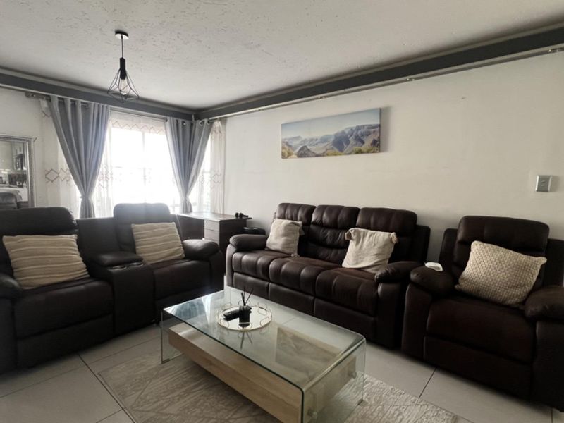 Cozy 2-Bed Home with Open Plan Living & Spacious Kitchen - Photo 5