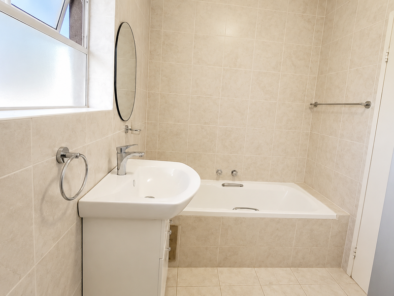 Spacious 2-Bed, 1-Bath Townhouse with Balcony Views - Photo 7