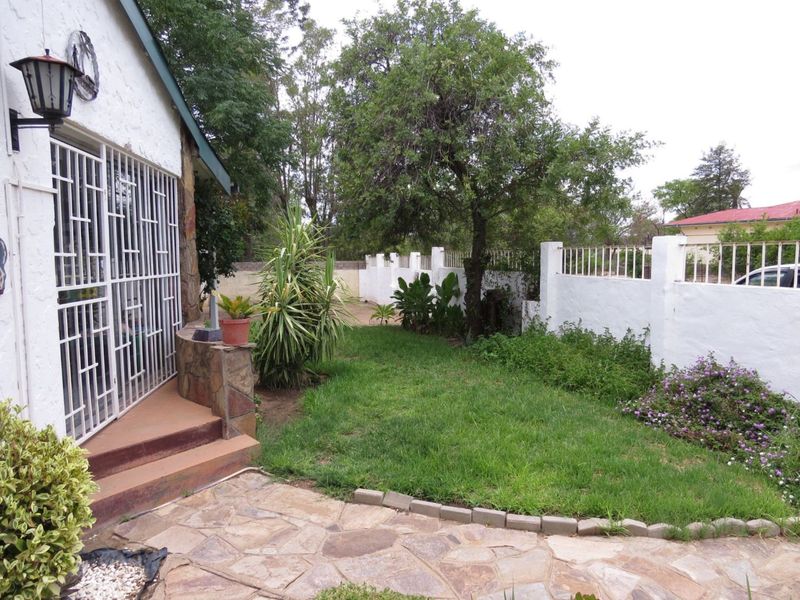 A 3bedroom family home with a flat and a lovely swimming pool is for sale in a quiet and safe area of Okahandja!! - Photo 4