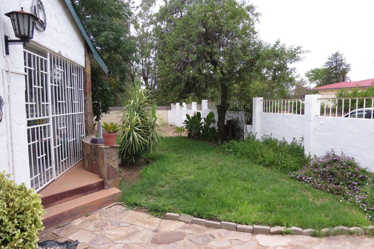 A 3bedroom family home with a flat and a lovely swimming pool is for sale in a quiet and safe area of Okahandja!! - Photo 4