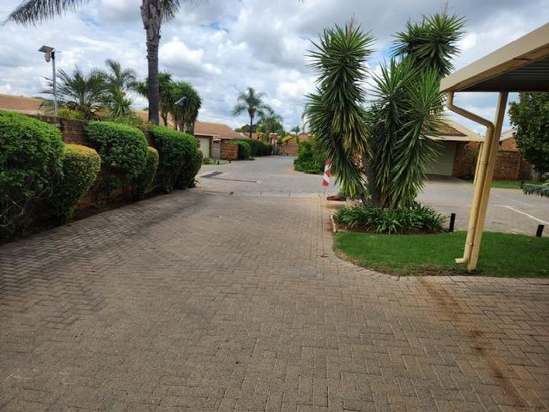 2 Bedroom Townhouse in Rooihuiskraal North - Photo 2