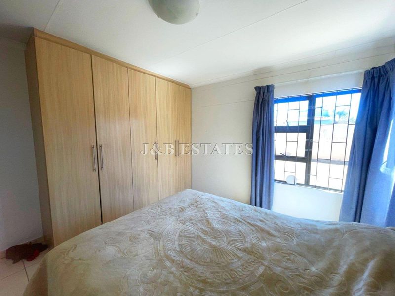 Modern 3-Bedroom House - Photo 8