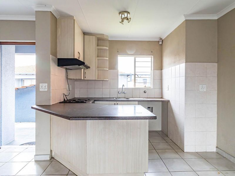 Perfect First time Buyer Home in a secure Complex - Photo 5