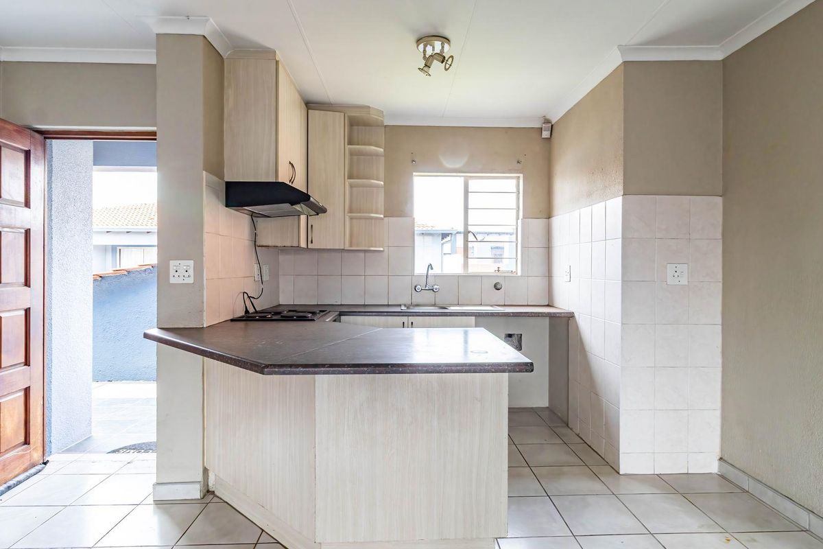 Perfect First time Buyer Home in a secure Complex - Photo 5