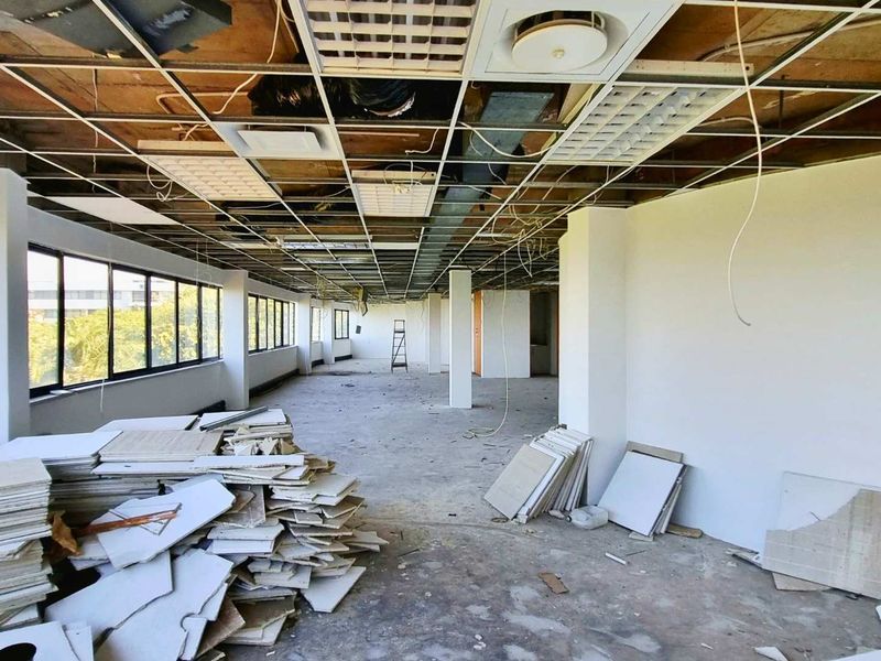 200m2 office to let in La Lucia Ridge office belt. Fitout-ready shell with sea views, generator, 10 basement bays. Occupation: Sept 2025. - Photo 7