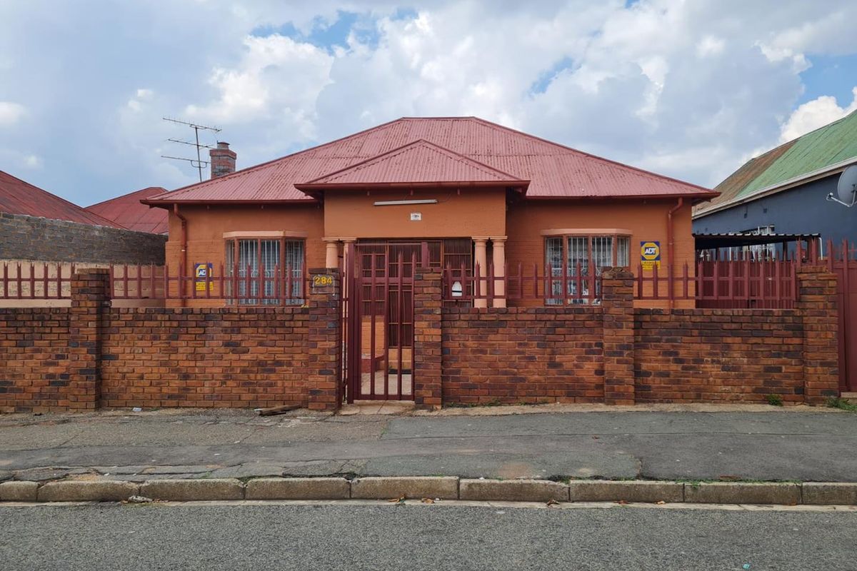 Spacious Elegance: Your Dream Home Awaits - Photo 2