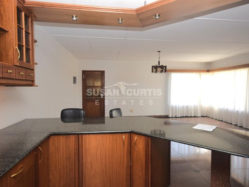 Ampartment with a stunning view in central town - Photo 9