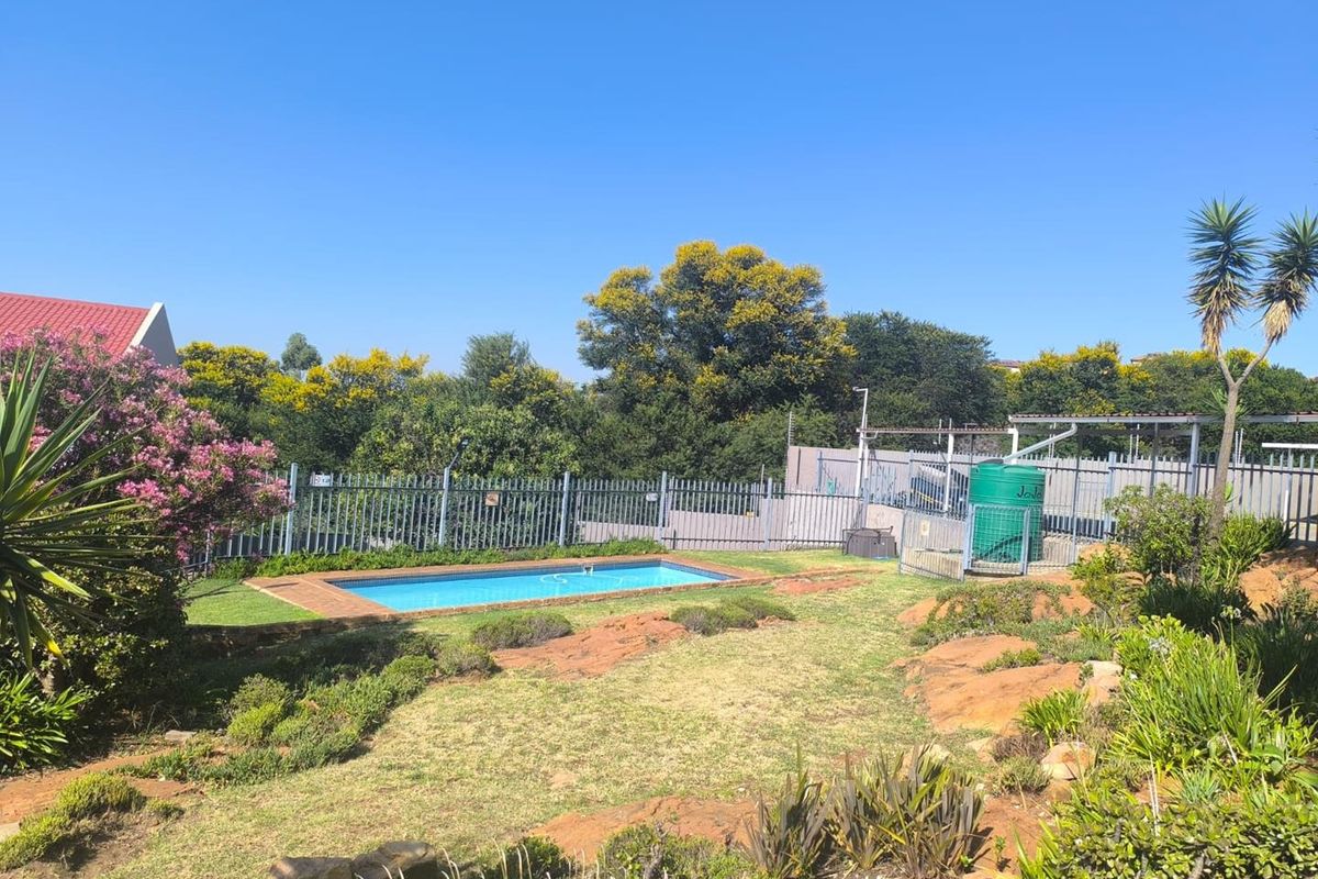 Pet Friendly Townhouse with own garden!! - Photo 4