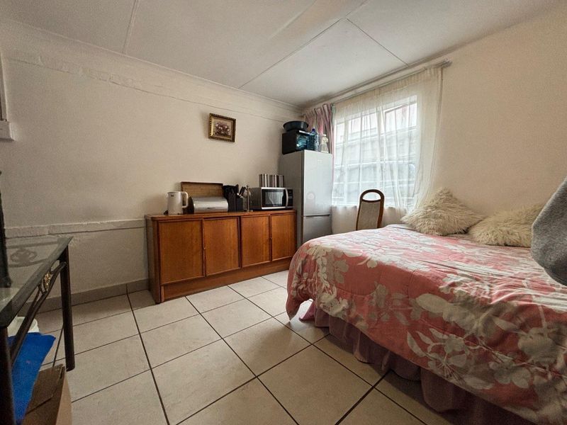 Spacious 3-Bedroom Home with a flatlet for investment - Photo 5
