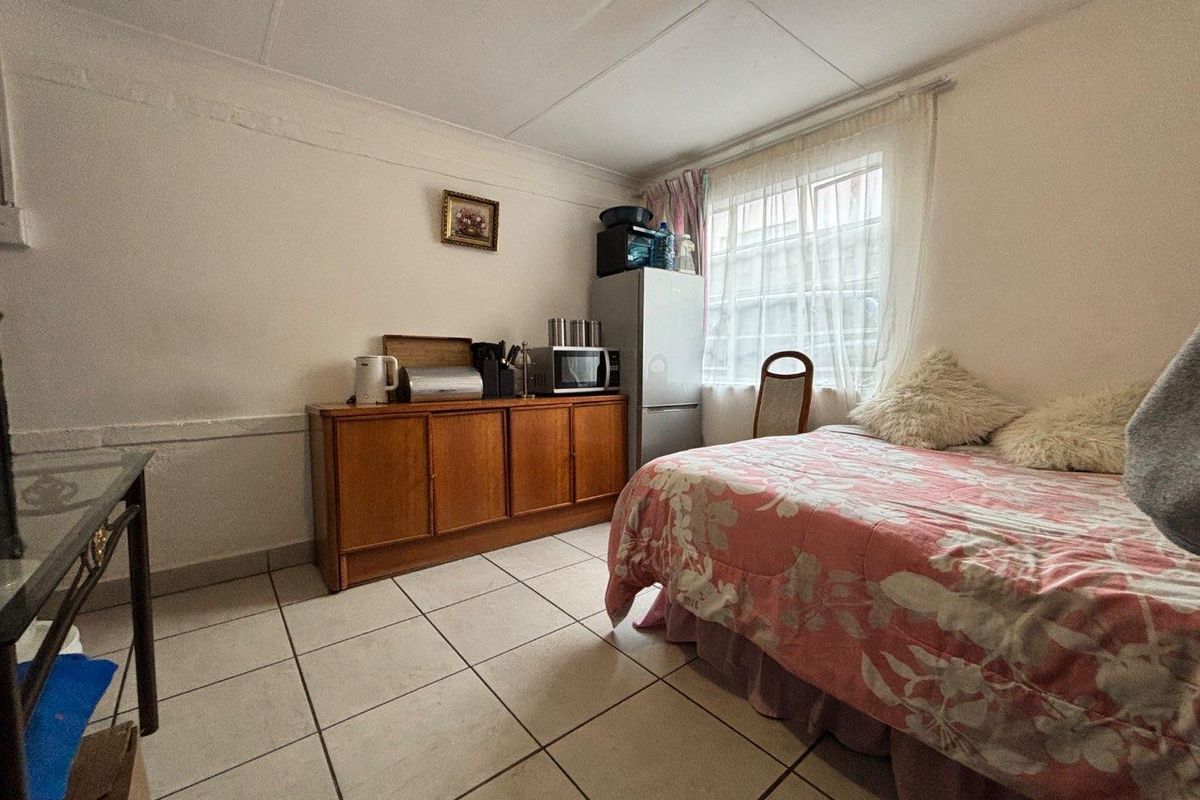 Spacious 3-Bedroom Home with a flatlet for investment - Photo 5