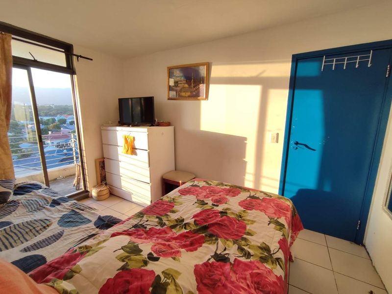 2 bedroom Apartment with balcony-Available in Wynberg - Photo 3