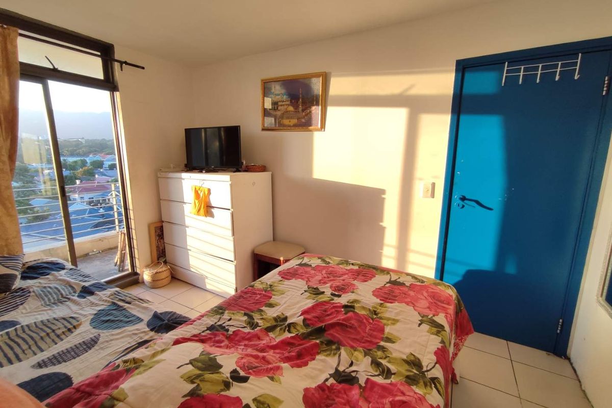 2 bedroom Apartment with balcony-Available in Wynberg - Photo 3