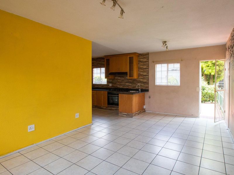 Charming 2-Bedroom Ground Floor Unit: Style and Comfort Await! - Photo 3