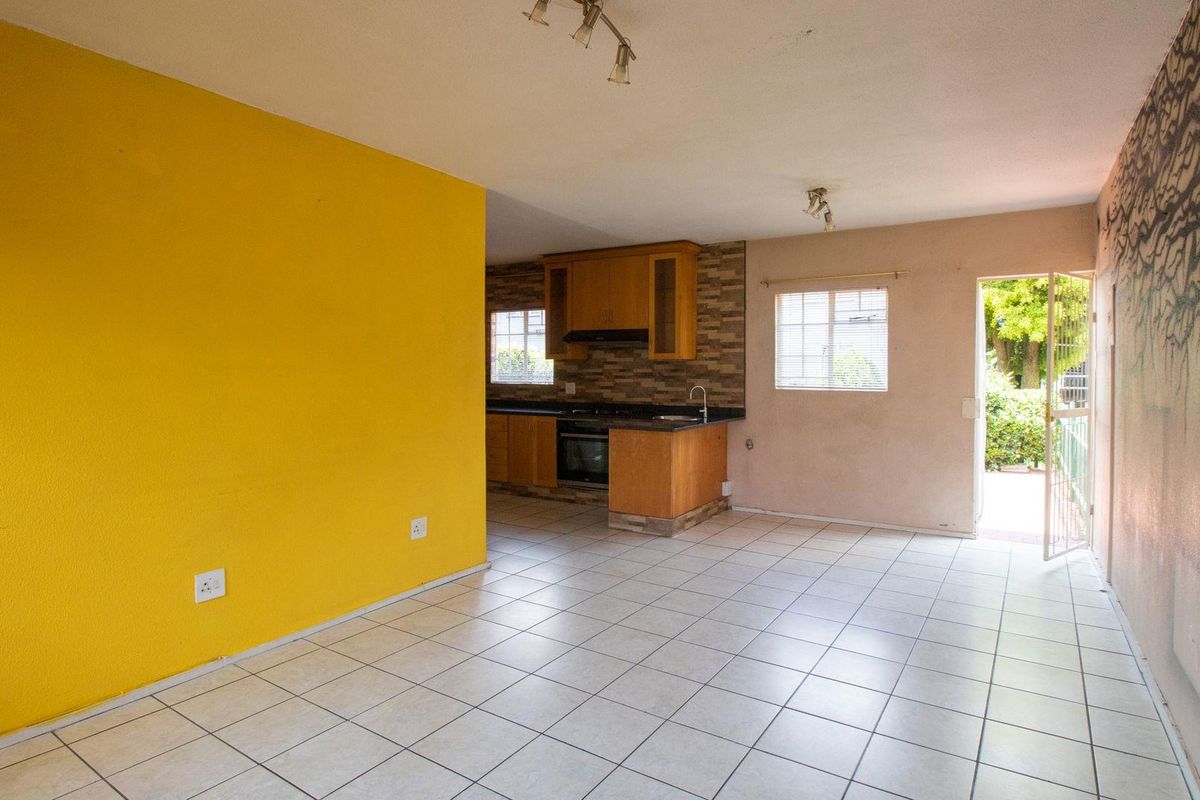 Charming 2-Bedroom Ground Floor Unit: Style and Comfort Await! - Photo 3