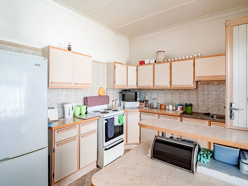 Well, cared for family home. - Photo 5