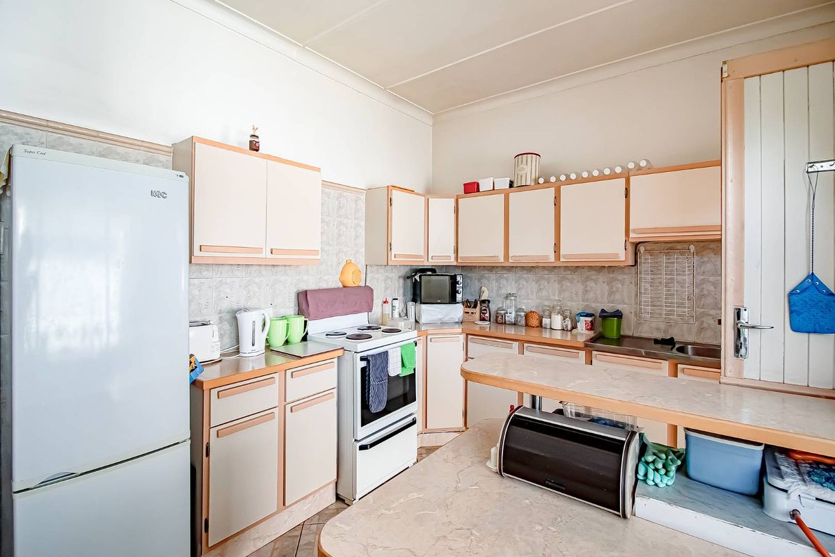 Well, cared for family home. - Photo 5