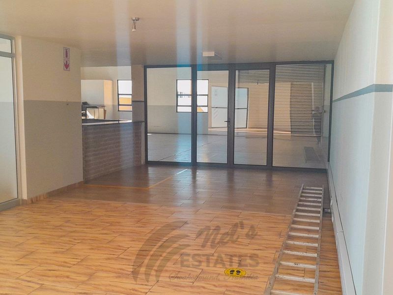 Corner warehouse with offices for sale in Industrial Area - Photo 10