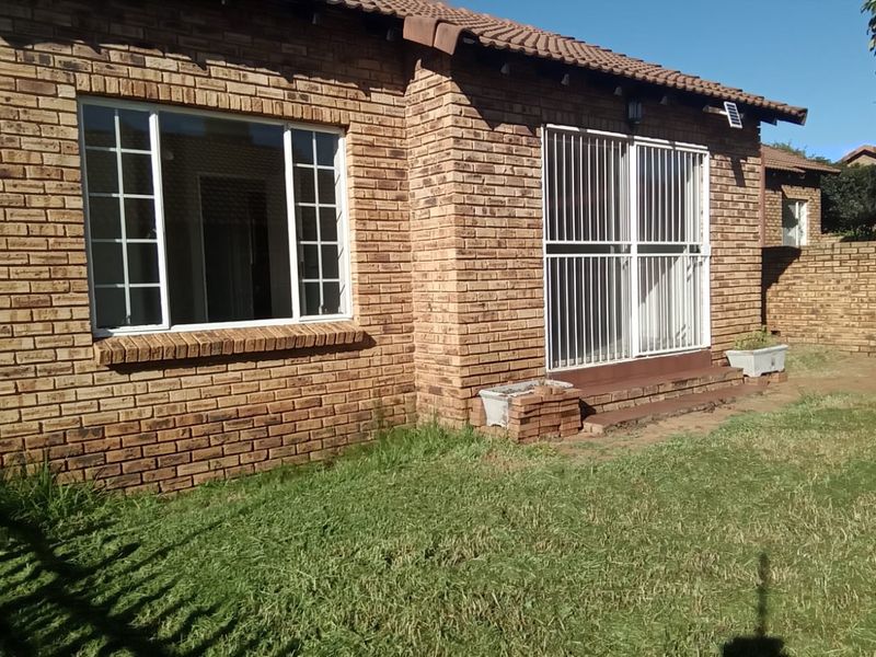 Your Secure Family Home in Wilgeheuwel R750 000 Negotiable - Photo 1