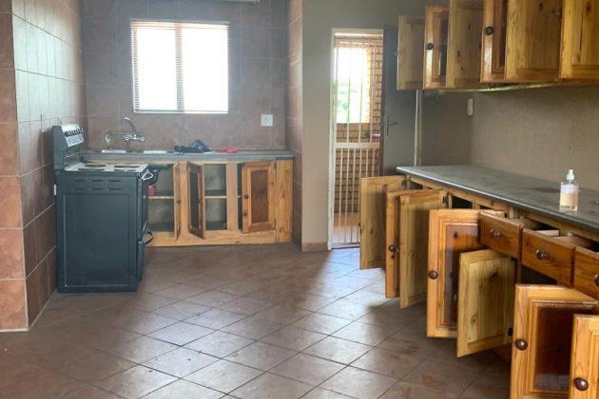 Sale!! Sale!! Priced To Go Apartment in Pretoria Gardens - Photo 4