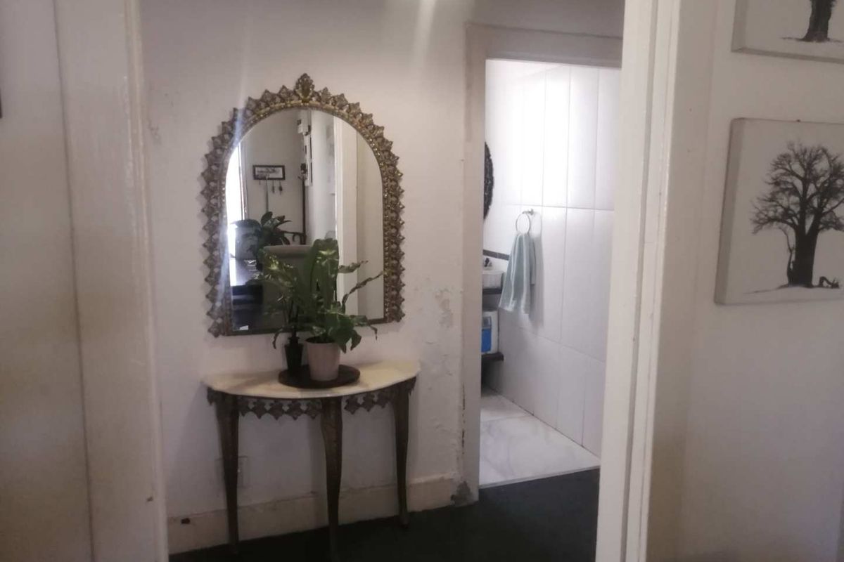 Stunning House Bordering Oakdene! - Photo 3