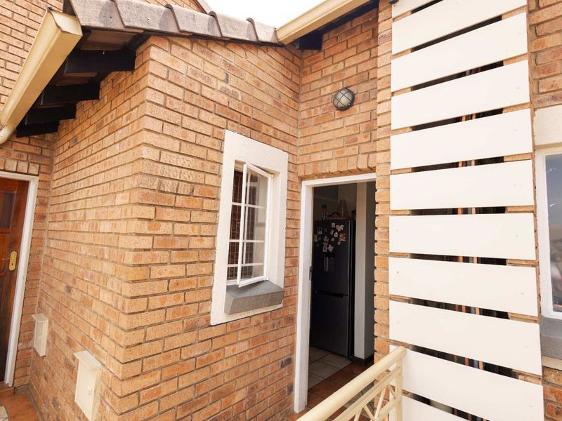 Apartment in Die Hoewes, Centurion for Sale - Photo 2