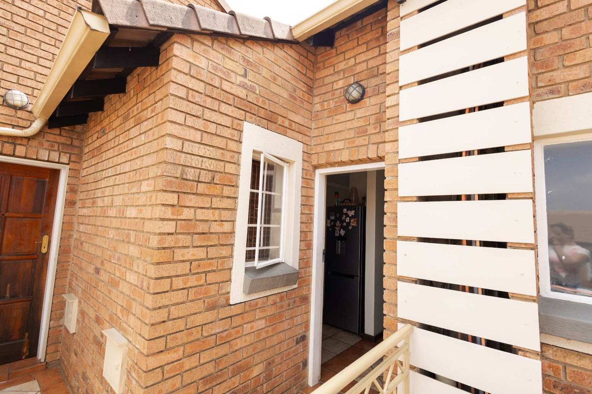 Apartment in Die Hoewes, Centurion for Sale - Photo 2