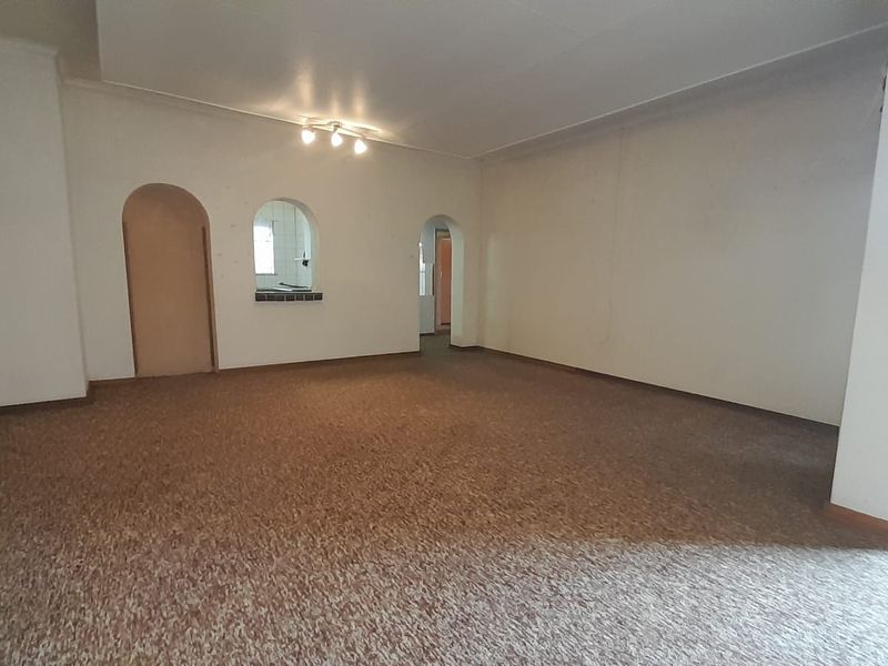 Spacious Family Home with investment potential - Photo 2