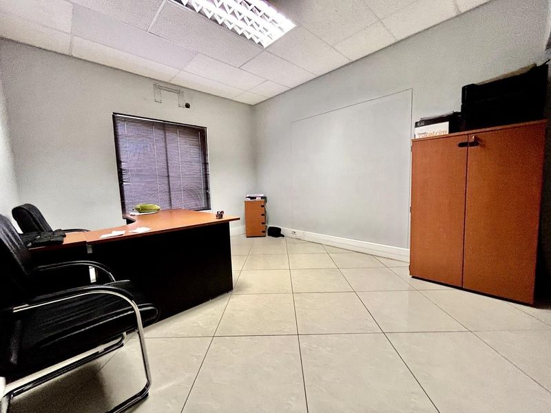 Windhoek West Offices: Prime Location, Endless Potential! - Photo 5