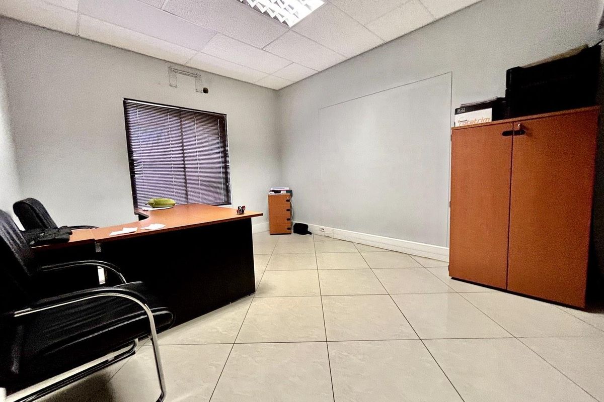 Windhoek West Offices: Prime Location, Endless Potential! - Photo 5