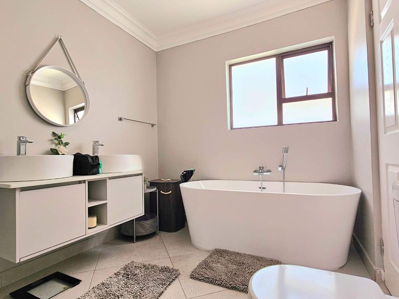 Discover Your Dream Home with Breathtaking Views at Olympus Range in Oak Land Estate! - Photo 10