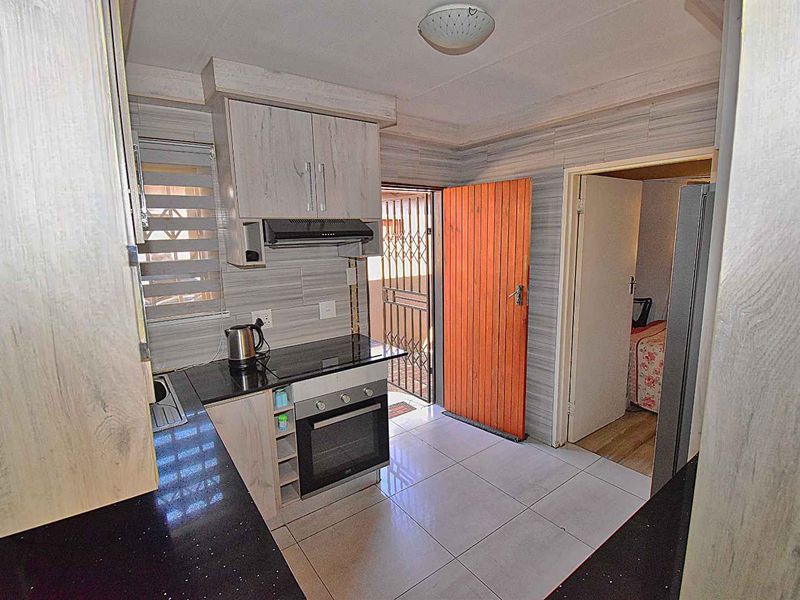 3 Bedroom, 2 Bathroom Home in Klippoortje - Photo 9