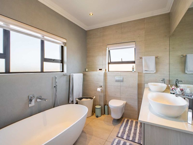 Elegant Greenbelt Retreat with 5 Bedrooms for Sale in Stone Ridge Country Estate - Photo 4