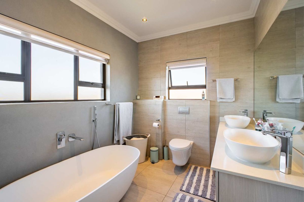 Elegant Greenbelt Retreat with 5 Bedrooms for Sale in Stone Ridge Country Estate - Photo 4