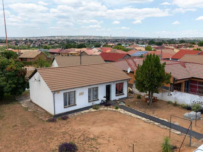 Unlock the potential in a prime location - Photo 2