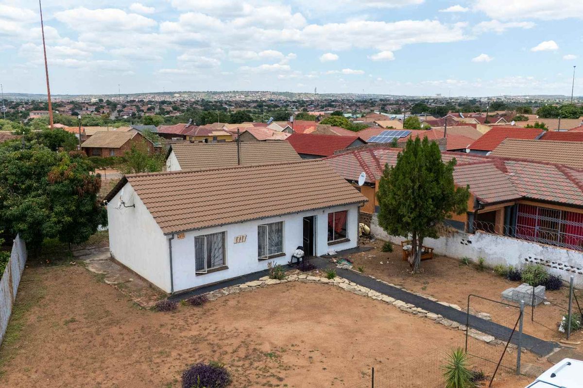 Unlock the potential in a prime location - Photo 2