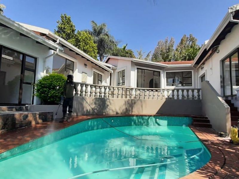 SECURE AND PRIVATE LIVING! - Photo 7