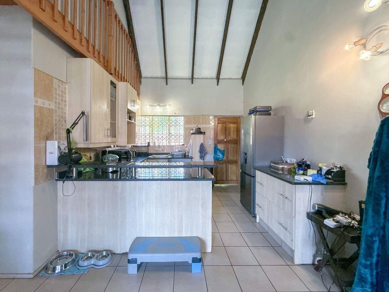 Discover Tranquil Living in the Heart of Garsfontein - Charming 2-Bedroom Pet Friendly Home in a Sought-After Complex - Photo 3