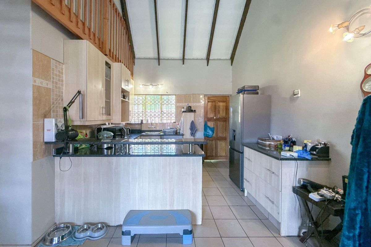 Discover Tranquil Living in the Heart of Garsfontein - Charming 2-Bedroom Pet Friendly Home in a Sought-After Complex - Photo 3