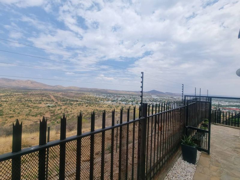 For Sale | Henning Village – Executive Family Home - Photo 3